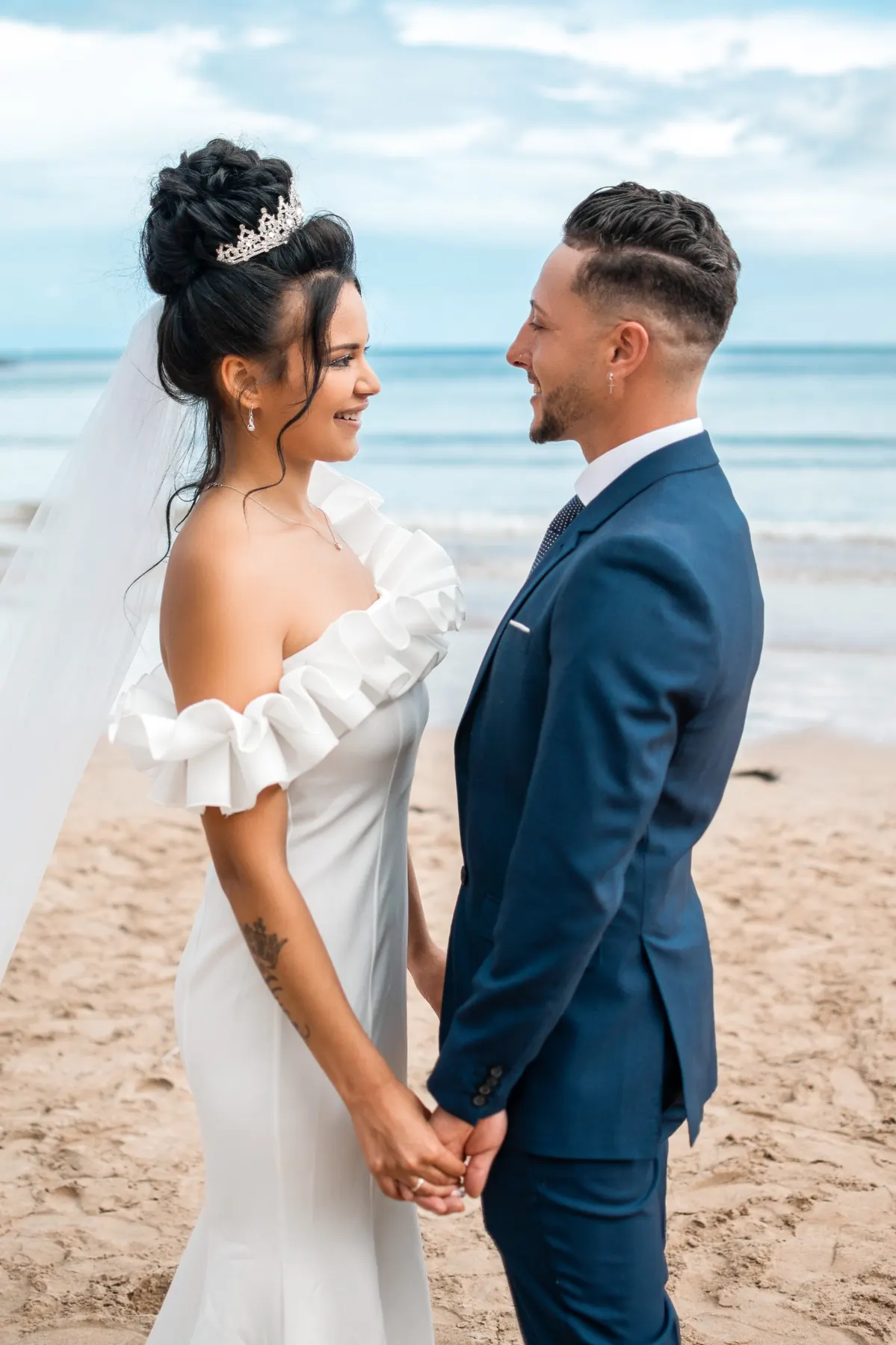 Pareja de novios frente al mar fotografiada por Dani Falcón