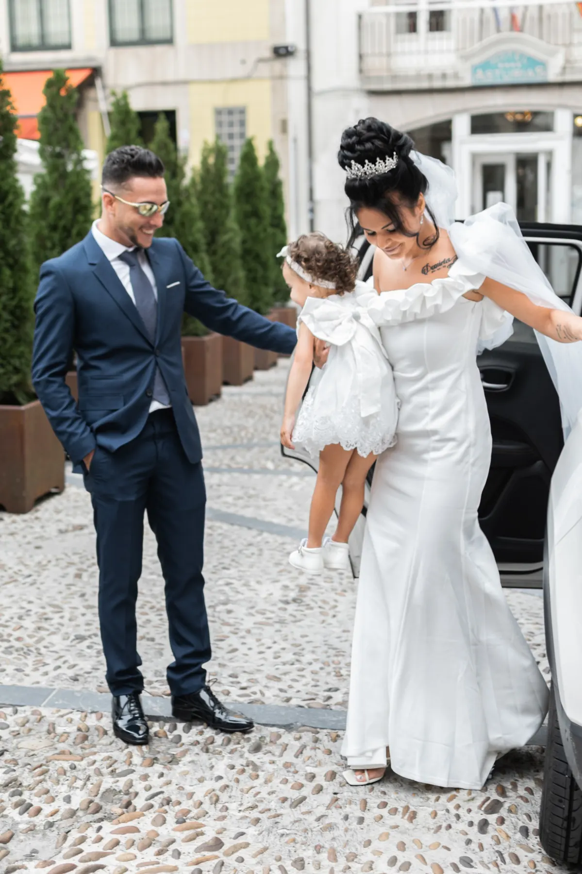 Llegada de los novios con una niña