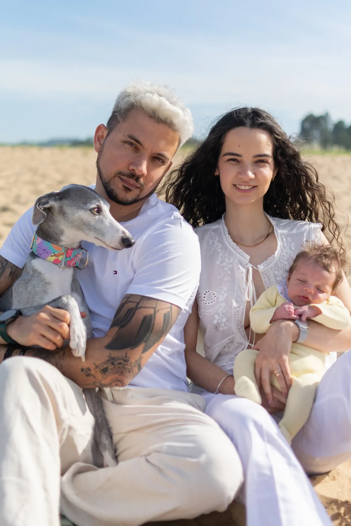 Familia en la playa con su perro