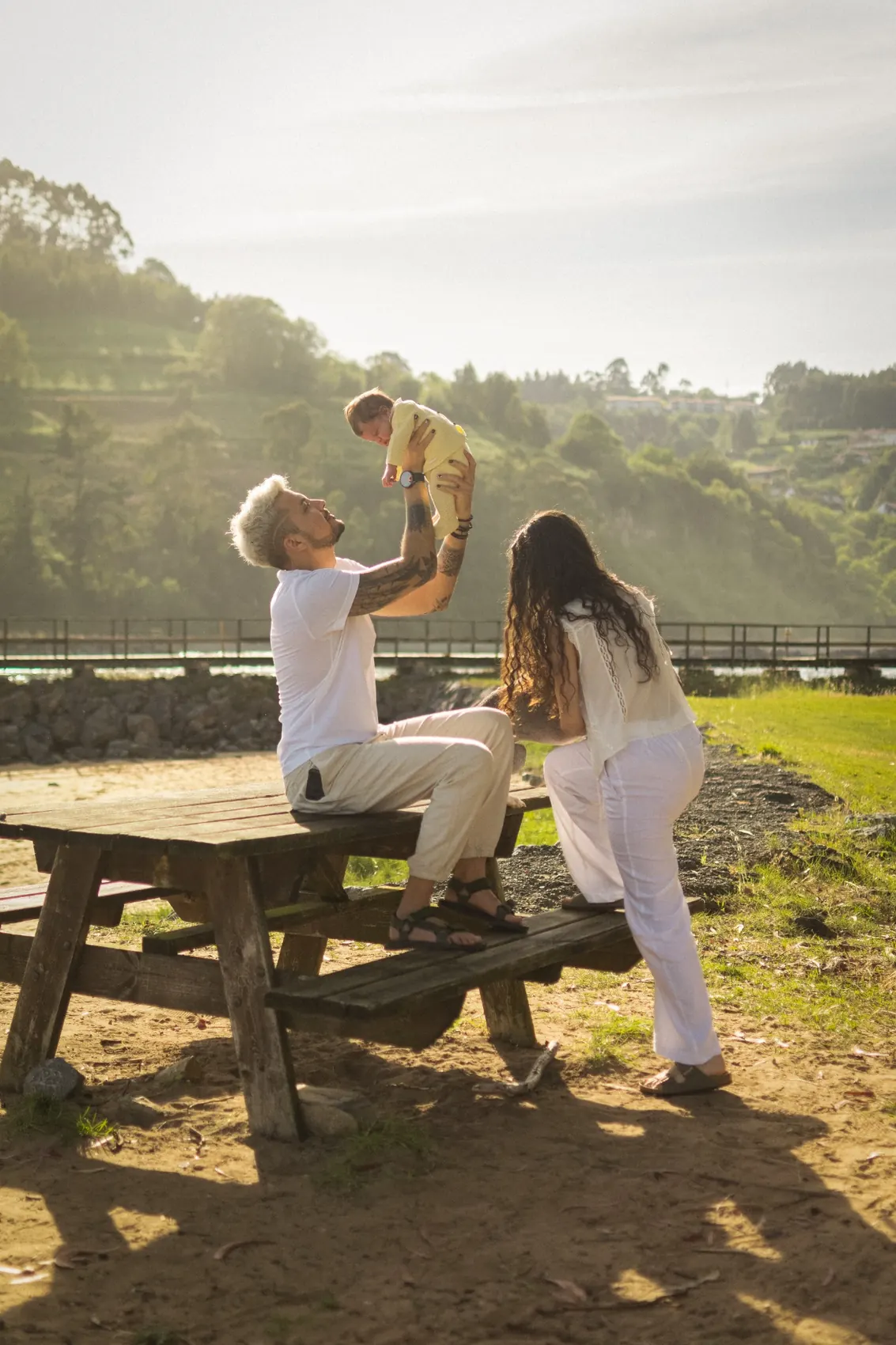 Familia sentada junto al mar