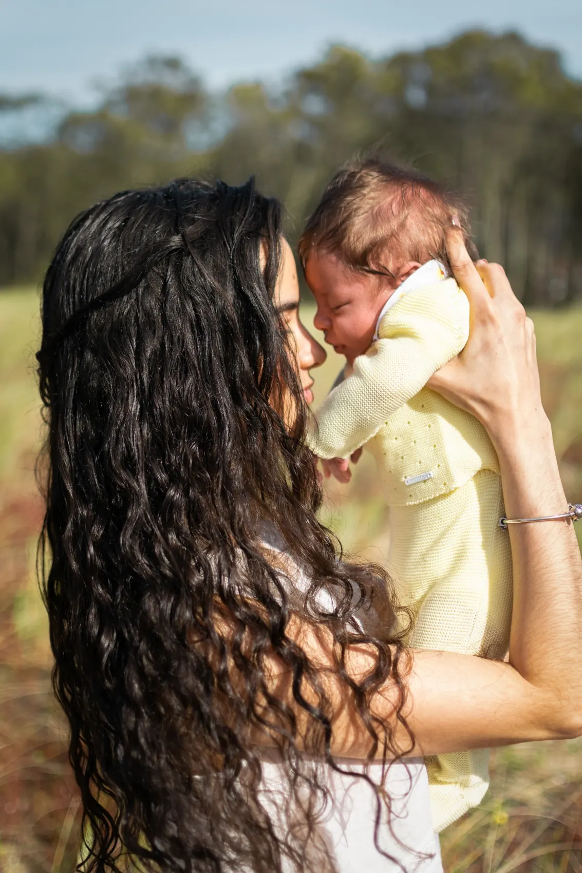 Madre con su bebé en un momento íntimo