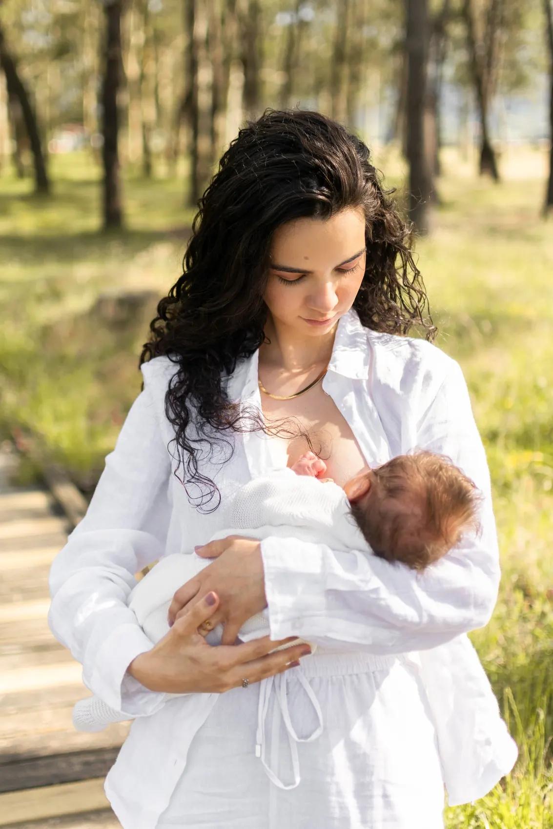 Madre con su bebé en un paseo natural