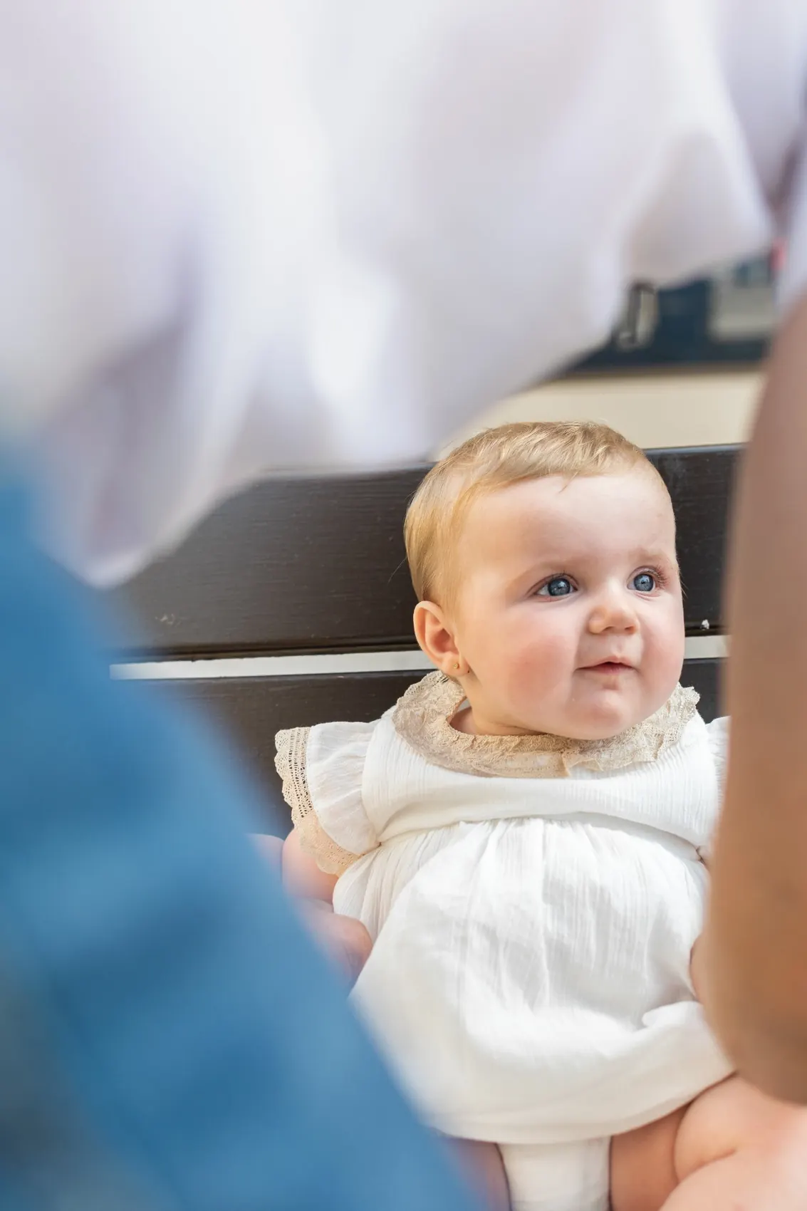 Primer plano del bebé en brazos de su padre