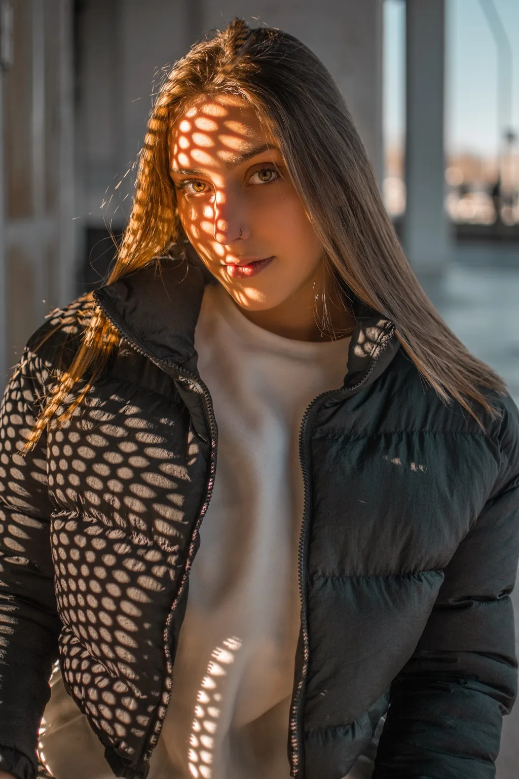 Retrato editorial con luz y sombras proyectadas