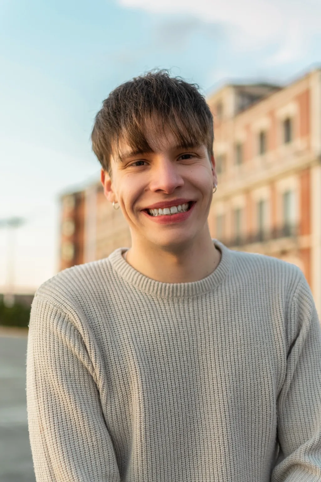 Retrato masculino en exterior con luz natural