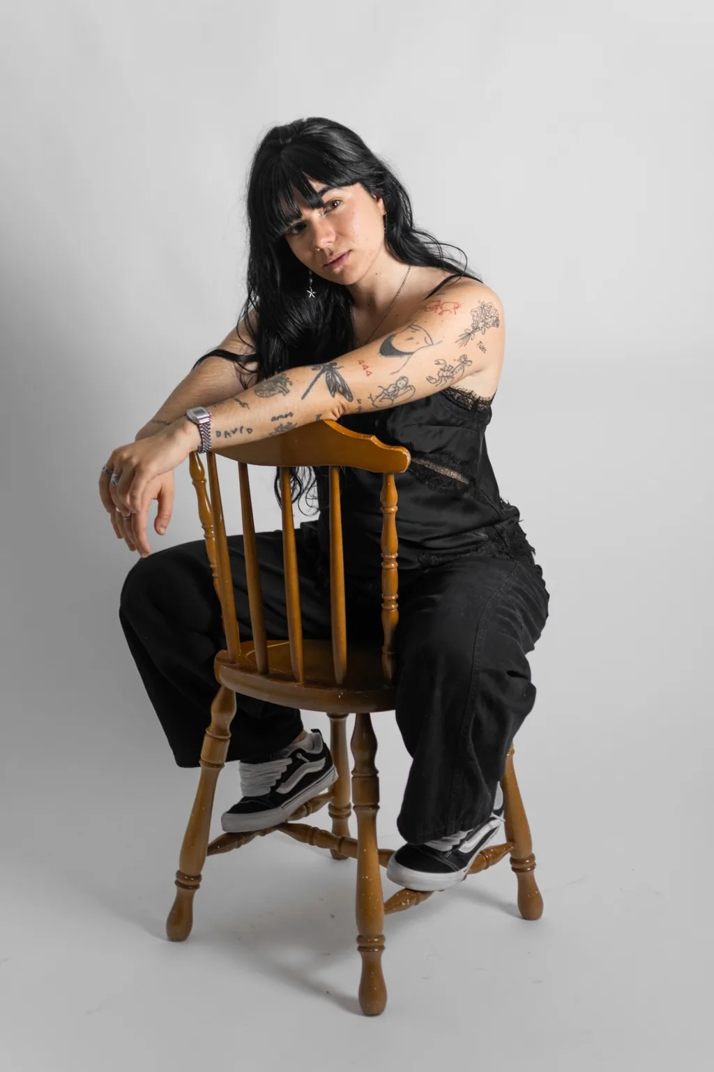 Retrato de estudio con estilismo negro y silla
