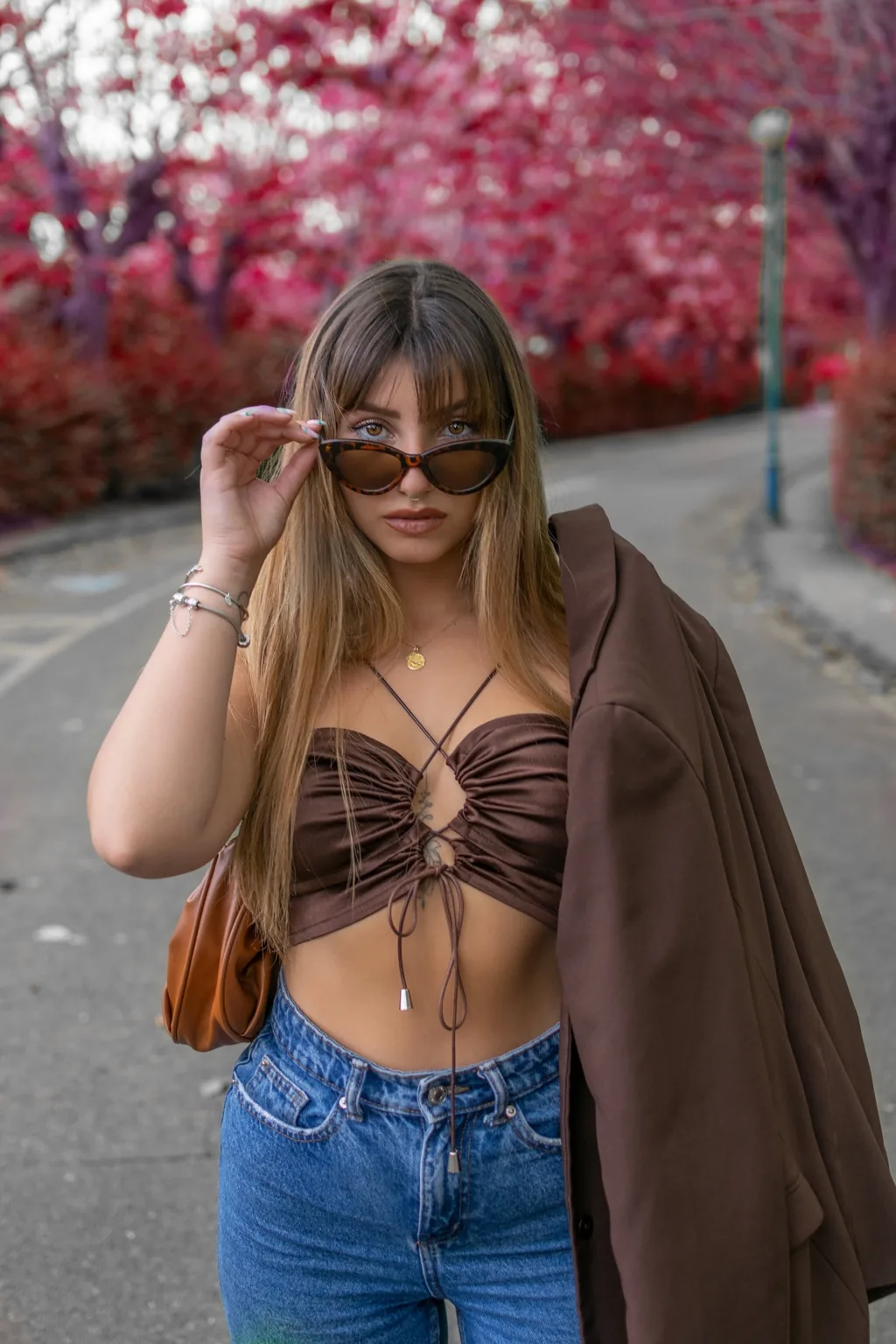 Retrato urbano con gafas y tonos otoñales