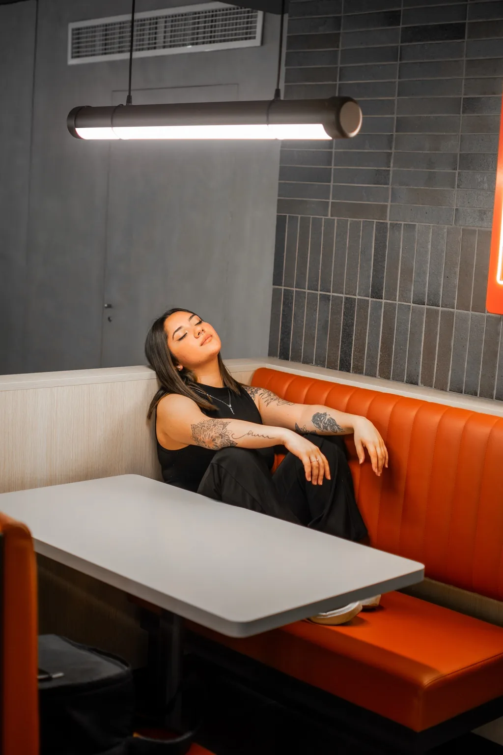 Retrato lifestyle en interior con tonos naranjas