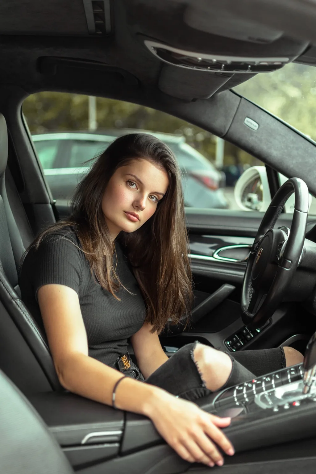 Retrato lifestyle en el interior de un coche