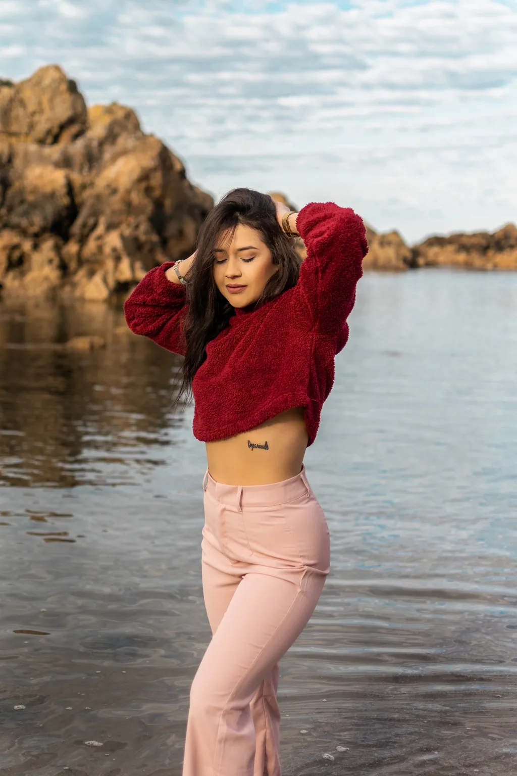 Retrato junto al mar con jersey rojo
