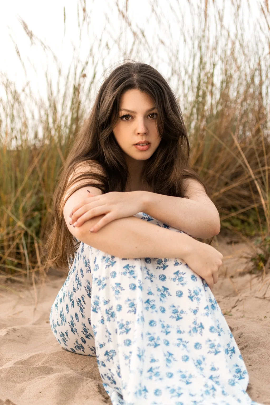 Retrato en dunas con vestido estampado