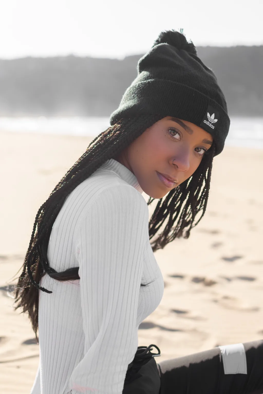 Retrato de playa con gorro negro
