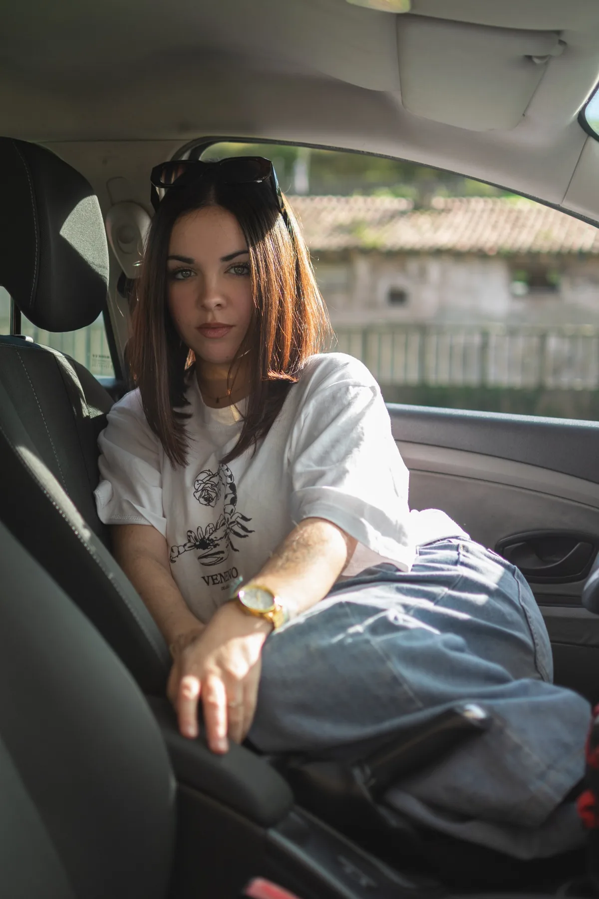 Retrato lifestyle dentro de un coche