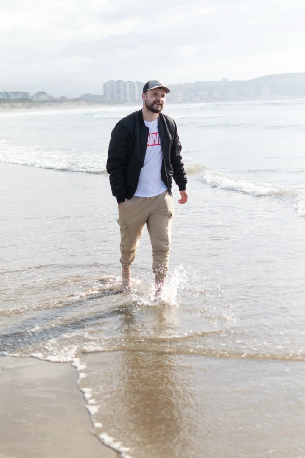 Dani Falcón junto al mar, en una playa de Asturias